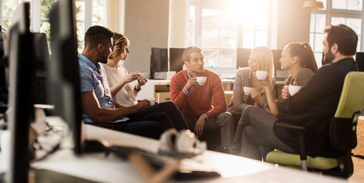 coworkers-having-coffee-break-in-bright-office-1205