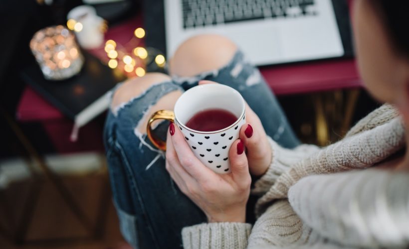 kaboompics_Woman-drinking-hot-tea-in-her-home-office-1-820x500